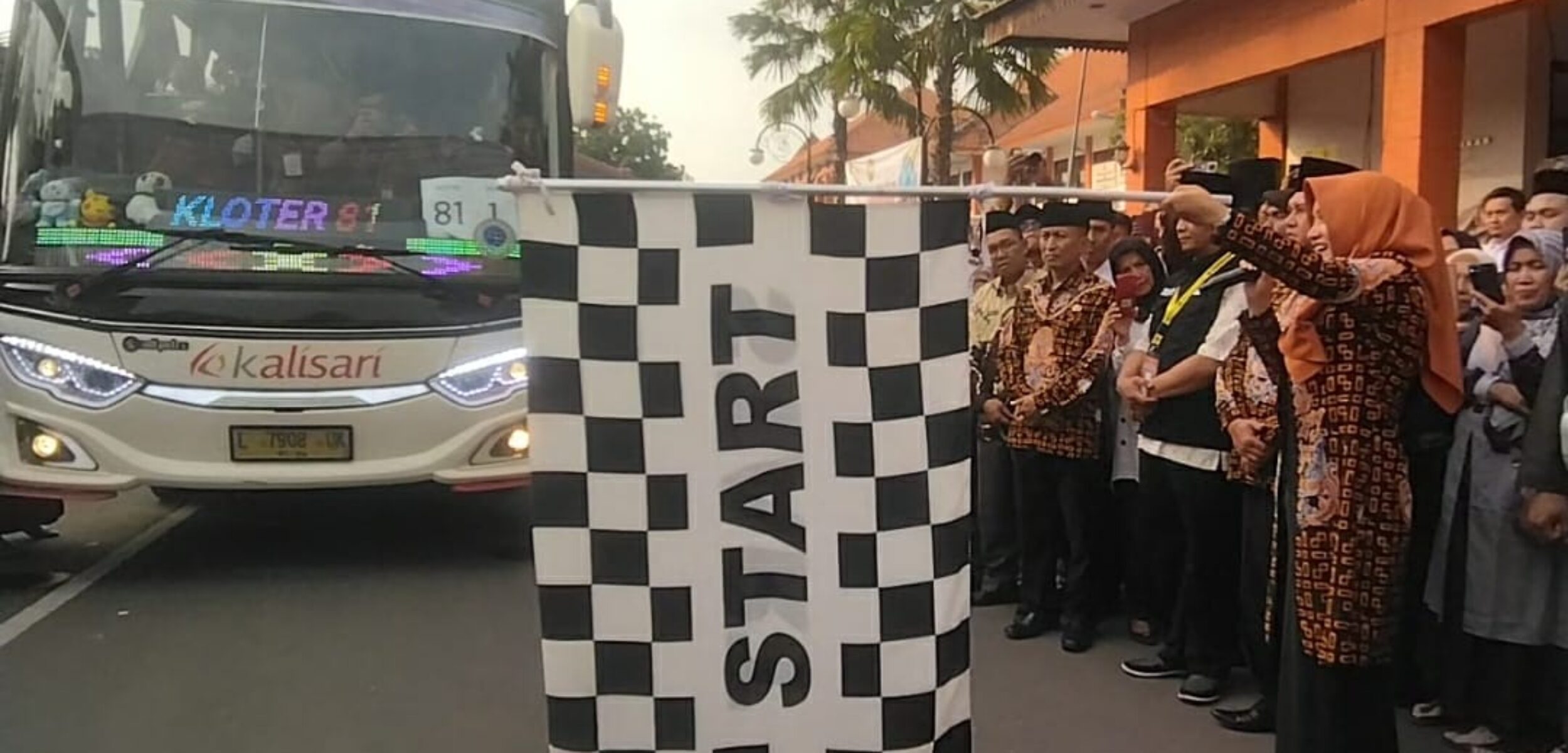 Lepas Keberangkatan Jemaah Haji, Bupati Mojokerto : Jaga Kesehatan