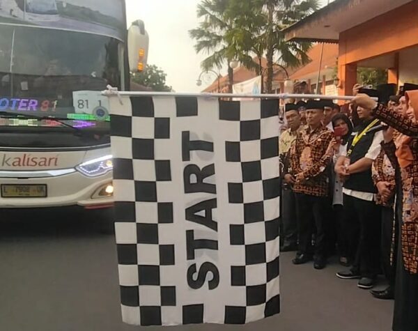 Lepas Keberangkatan Jemaah Haji, Bupati Mojokerto : Jaga Kesehatan