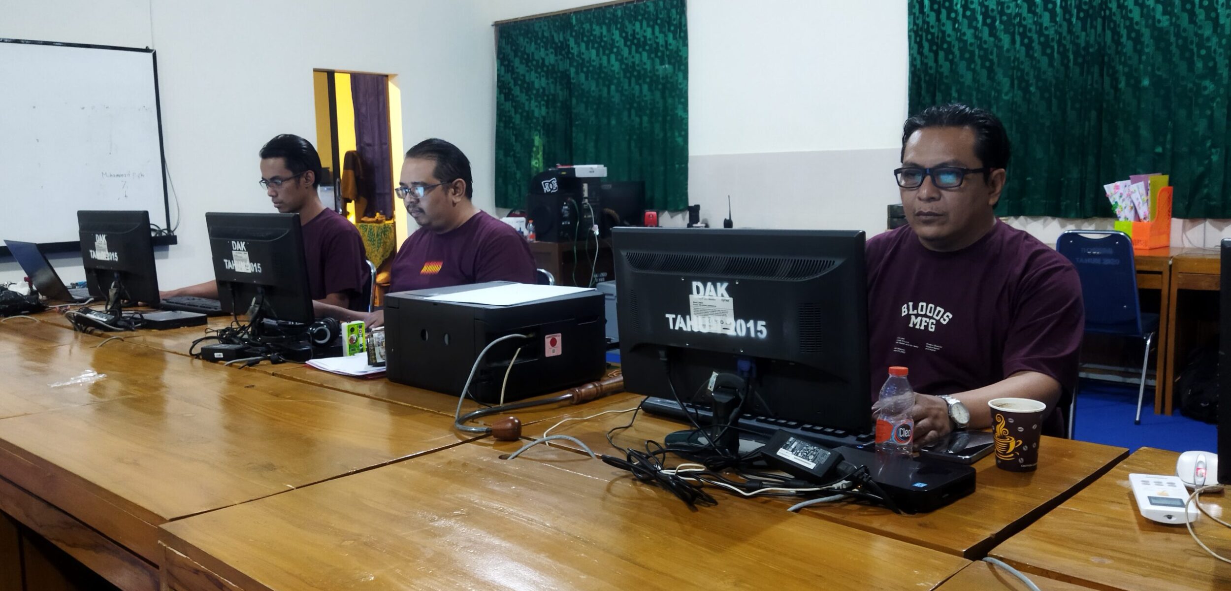 Panitia PPDB memantau server PPDB Kota Mojokerto