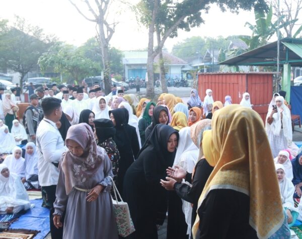 Bupati Mojokerto Salat Idul Adha di Kutorejo, Jemaah Meluber Sampai Keluar Masjid