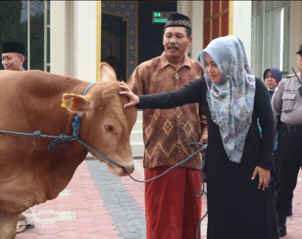 Jelang Idul Adha, Bupati Mojokerto Serahkan 22 Ekor Sapi Kurban