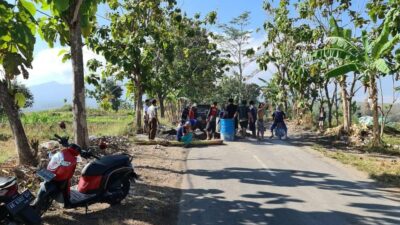 Warga Dusun Panggung, Desa Dagangan, Kecamatan Dagangan, Kabupaten Madiun kerja bakti mengecor jalan raya dengan swadaya, Minggu (9/7/2023) 
