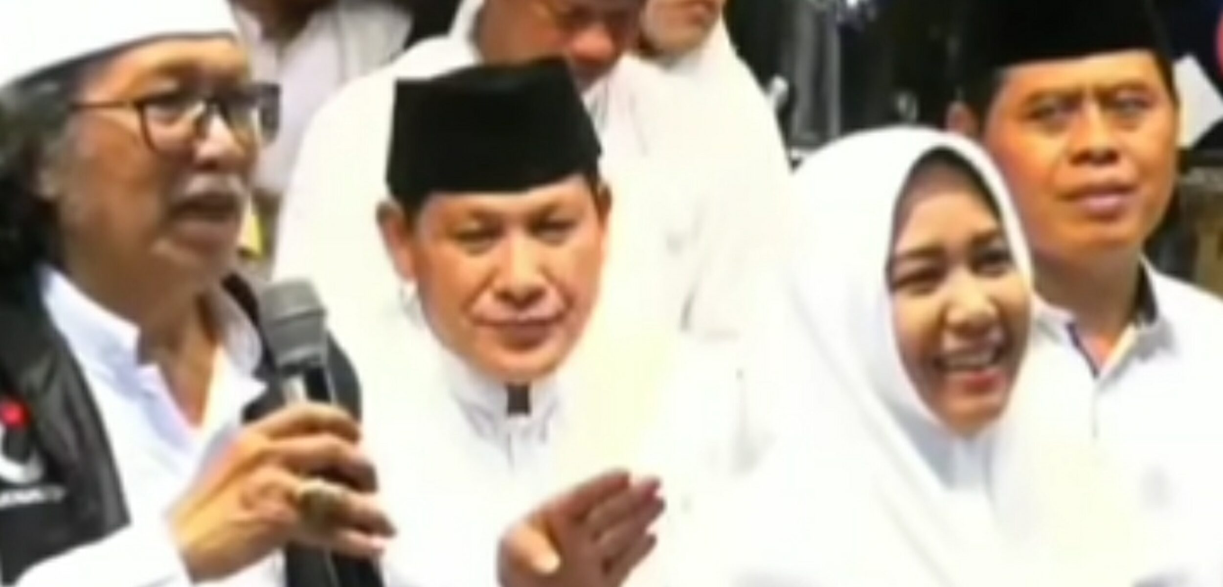 Doa Ning Ita untuk Cak Nun