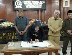 Wali Kota Mojokerto dan Ketua DPRD Tanda Tangani Berita Acara Raperda Pajak Daerah