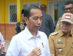 Presiden Jokowi Pamer Kemeja Putih Buatan Pelajar SMK Negeri 4 Jambi