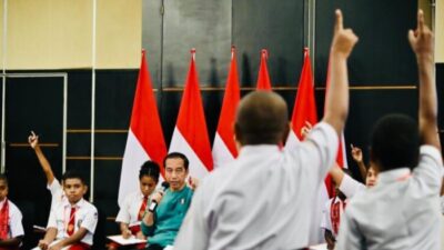 Jokowi Heran Siswa di Papua Pandai Berhitung, ternyata yang Ngajari Profesor
