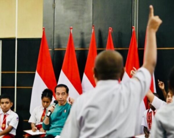 Jokowi Heran Siswa di Papua Pandai Berhitung, ternyata yang Ngajari Profesor