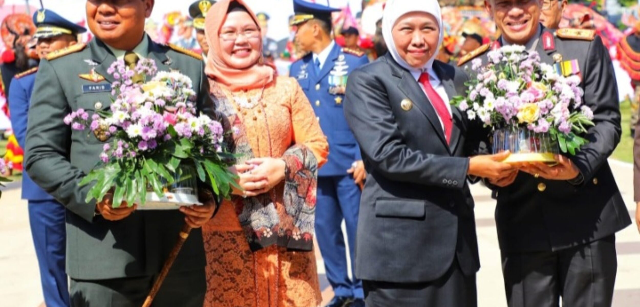 Gubernur Jawa Timur Khofifah Indar Parawansa bersama Irjen. Pol Toni Harmanto dan Pangdam V/Brawijaya Mayjen TNI Farid Makruf di Grahadi, Sabtu (1/7/2023). )Humas Pemprov Jatim)