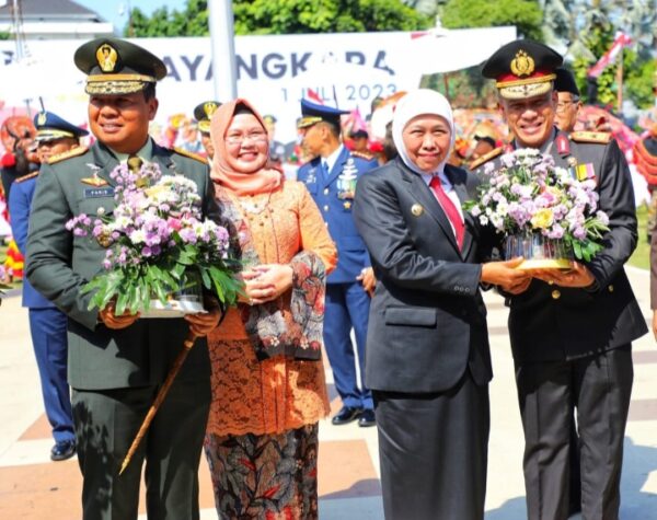 HUT Ke-77 Bhayangkara, Kapolda Jatim Berikan Penghargaan kepada Forkopimda