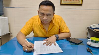 Kepala FIFGROUP Cabang Mojokerto, Mochammad Badrul menunjukkan bukti angsuran yang belum dibayar Debitur Sutejo, Jumat (7/7/2023)
