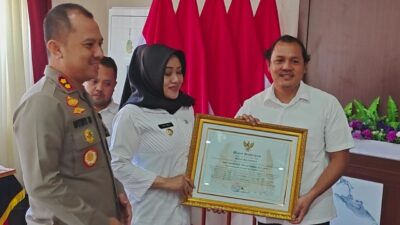 Bupati Mojokerto, Ikfina Fahmawati memberikan penghargaan kepada Kasat Reskrim Polres Mojokerto Kota, AKP Bambang Sutrisno, Rabu (12/7/2023) pagi