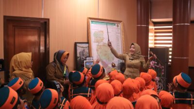 Bupati Mojokerto Dikunjungi Siswa TK Plus Al Hidayah, Kenalkan Profesinya pada Anak Usia Dini