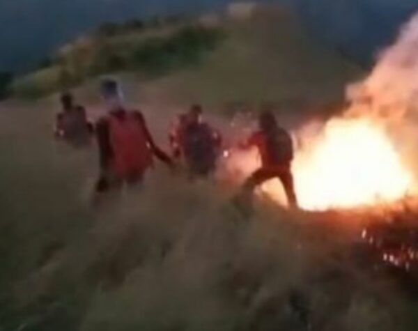 Puncak Gunung Bekel Mojokerto Terbakar, 15 Hektar Hangus