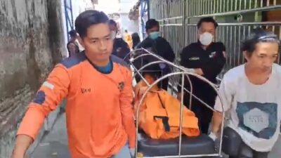 Evakuasi tukang becak yang meninggal mendadak di Kota Mojokerto (Erik/KabarTerdepan.com) 