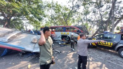 Adu banteng kecelakaan bus Sugeng Rahayu dan Eka di Ngawi
