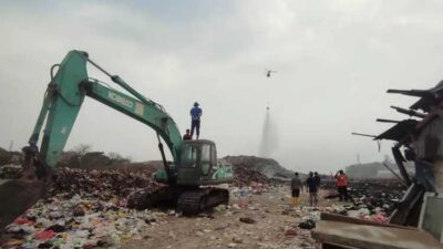Water Bombing Pastikan Padamkan Api TPA Randegan Kota Mojokerto