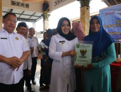 Bupati Ikfina Serahkan 300 Sertifikat PTSL ke Warga Dawarblandong