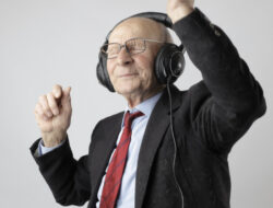 Gejala Demensia Bisa Dirasakan Saat Dengarkan Musik? Ini Penjelasannya