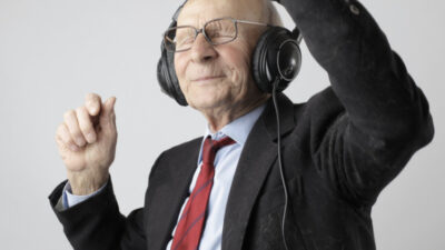 Gejala Demensia Bisa Dirasakan Saat Dengarkan Musik? Ini Penjelasannya
