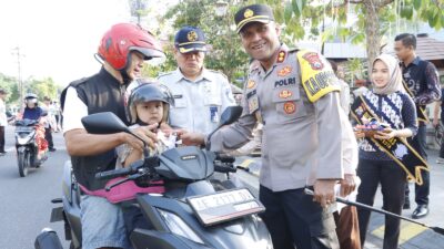 Operasi Zebra Semeru 2023, Polres Madiun Bagi-bagi Helm Gratis