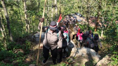 Hari Jadi Polwan ke-75, Srikandi Polres Pacitan Kibarkan Merah Putih di Puncak Gunung Limo