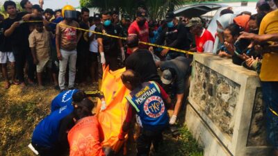 Evakuasi mayat yang ditemukan terapung di Desa Sambiroto Mojokerto, Minggu (10/9/2023). (Erik/KT)