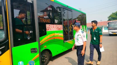 Bus Trans Jatim yang semakin diminati penumpang. (Erik/KT) 