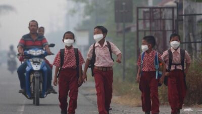 Penyakit ISPA menyerang warga Kota Mojokerto, warga diimbau pakai masker. (Erik/KT)