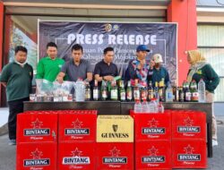 Satpol PP Kabupaten Mojokerto Sita Ratusan Botol Miras Ilegal Berbagai Merk