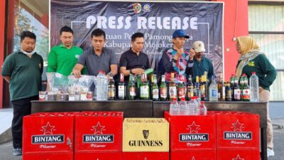 Ratusan botol miras ilegal disita Satpol PP Kabupaten Mojokerto. (Erik/KT)