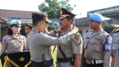 Kapolres Mojokerto Kota, AKBP Wiwit Adisatria memimpin sertijab pejabat utama dan Kapolsek Jajaran, Senin (25/9/2023). (Humas Polres Mojokerto Kota) 
