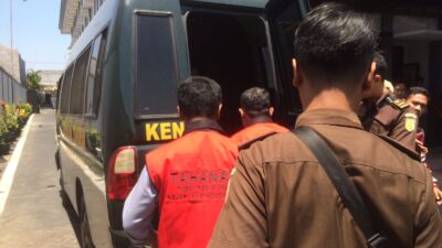 Kedua tersangka dibawa ke Lapas Klas IIB Mojokerto menggunakan mobil tahanan Kejari Kabupaten Mojokerto, Selasa (26/9/2023). (Erik/KabarTerdepan.com) 