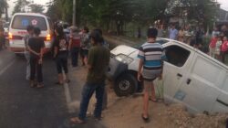 Hilang Kendali, Mobil J&T Jalan Mundur dan Tabrak Motor hingga Masuk Sungai di Mojokerto