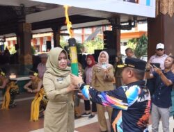 Diarak dengan Mobil Terbuka, Kirab Obor Porprov VIII Jatim Tiba di Pendopo Kabupaten Mojokerto