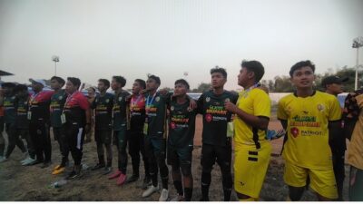 Pemain sepak bola Porprov Jatim Kabupaten Mojokerto merayakan kemenangan atas Kota Pasuruan, Senin (4/9/2023) (Muzakki/KT)