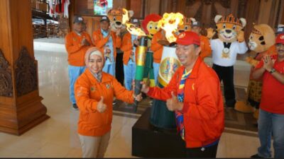 Wali Kota Mojokerto Ika Puspitasari menyerahkan obor api Porprov untuk fikiran keliling kota, Kamis (7/9/2023). (Erik/KT) 
