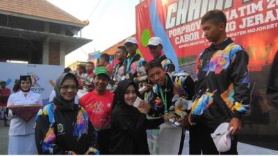 Bupati Mojokerto Ikfina Fahmawati memberikan selamat kepada atlet Arung Jeram yang berhasil meraih emas, Minggu (10/9/2023). (Muzakki/KT)