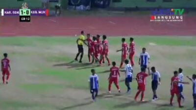 Para pemain Kabupaten Mojokerto (merah) memprotes keputusan wasit saat melawan Sidoarjo, Selasa (12/9/2023). (Tangkapan layar YouTube ElkisiTV) 