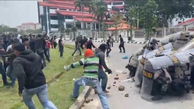 Demo ricuh tolak relokasi di Batam, Senin (11/9/2023). (Tangkapan layar medsos) 