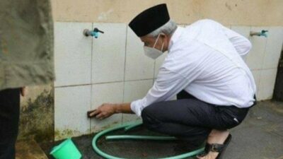Viral foto Ganjar Pranowo bersihkan tempat wudu yang disebut Dokter Tifa tolol (x @dokter tifa) 