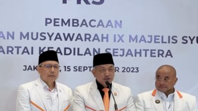 Presiden PKS Ahmad Syaikhu mengumumkan hasil musyawarah Majelis Syuka PKS, Jumat (15/9/2023). (Instagram @cakiminow) 