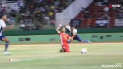 Pemain Kabupaten Mojokerto dilanggar dalam semi-final sepak bola Porprov VIII Jatim. (Tangkapan layar YouTube) 