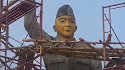 Pembangunan patung Bung Karno di Banyuasin yang tak mirip. (Tangkaoan layar X @misstweet)
