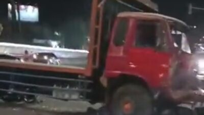 Kecelakaan beruntun truk rem blong hantam kendaraan di lampu merah, Sabtu (22/9/2023). (X @km_rifki) 