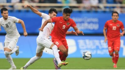 Pemain timnas Indonesia U-24 Ramadhan Sananta berusaha melewati pemain Uzbekistan, Kamis (28/9/2023). (PSSI.org) 