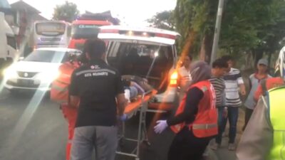 Petugas mengevakuasi pengendara motor yang mengalami patah kaki. (Erik/KabarTerdepan.com) 