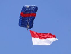 10 Penerjun Taifib 2 Marinir  Meriahkan Kirab Kota Surabaya