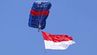 10 Penerjun Taifib 2 Marinir Meriahkan Kirab Kota Surabaya