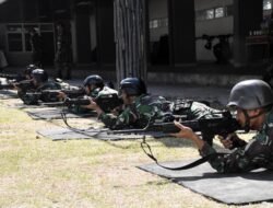 Tingkatkan Kemampuan Tempur, Prajurit Yonif 5 Marinir Berlatih Menembak
