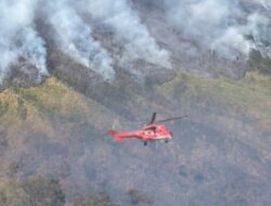 Khofifah Instruksikan Helikopter BNPB Dikerahkan untuk Water Bombing di Bukit Teletubbies